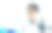 近距离的亚洲科学家男子坐在桌子上，戴着防护手套，以持有试管烧瓶后，混合科学的液体溶液从烧杯在实验室房间的医疗保健和制药概念的研究和开发图片下载