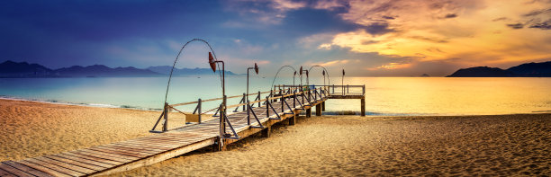 海上日出。神奇的景观。全景图片下载