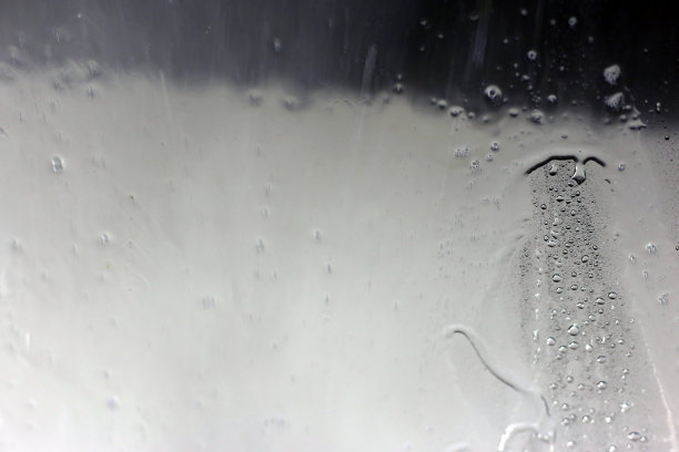 从正在清洗的汽车内部观察-水，肥皂等在挡风玻璃上图片下载