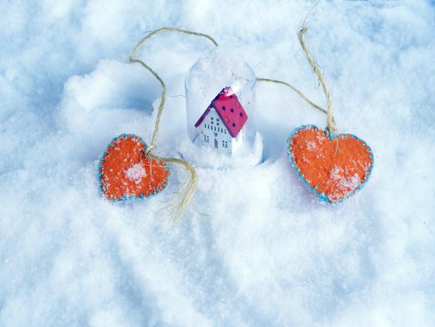 雪地上的一对毛毡心，冬季节日的概念图片下载