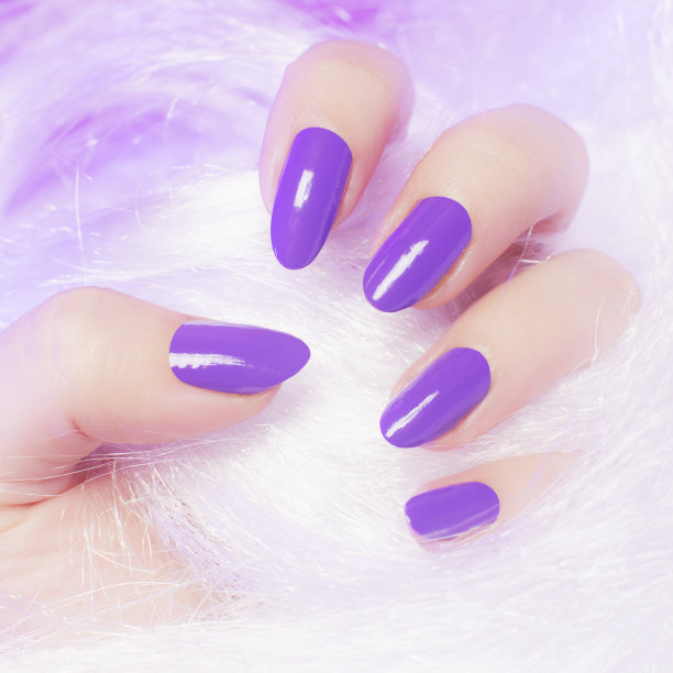 紫色的指甲修指甲图片下载