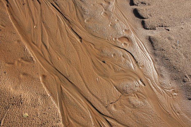 雨水塑造的沙子。图片下载