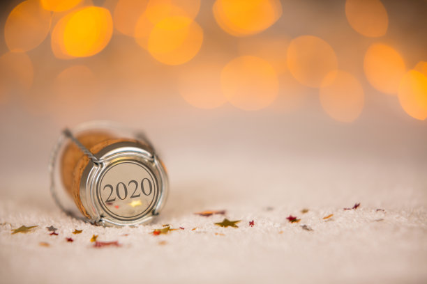 用星星形状和软木在雪地上祝你2020年新年快乐图片下载