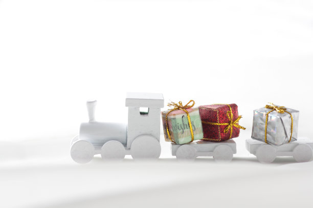 圣诞老人带着礼物来到火车上图片下载