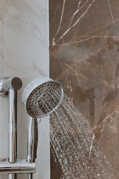 浴室的现代化淋浴喷头，全新的家庭结构图片下载