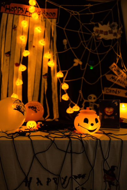 可怕的万圣节南瓜在黑暗的背景。万圣节卡的概念。烛光下闪闪发光的幽灵脸图片下载