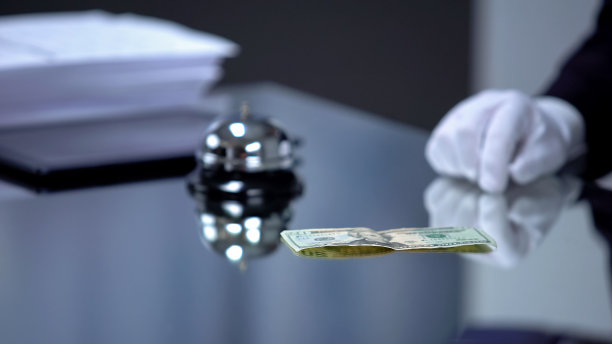 酒店前台躺着美元钞票，因泄露秘密而行贿图片下载