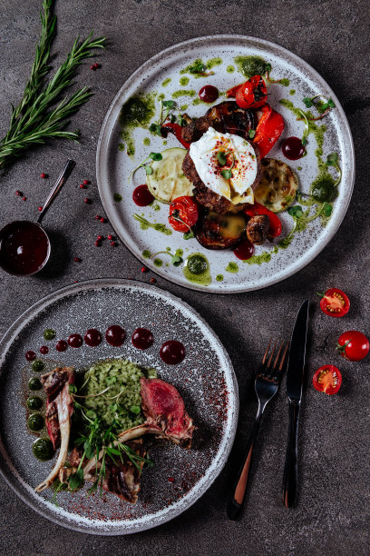 烤排骨的特写，配上烧烤酱和蜂蜜的焦糖。图片下载