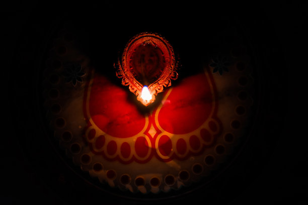 陶制的油灯在印度的光节上点燃，选择性地聚焦在灯和背景和前景模糊图片下载