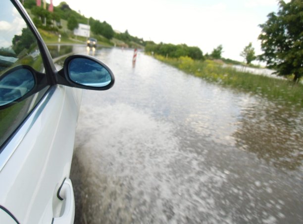 被水淹没的道路上的汽车图片下载