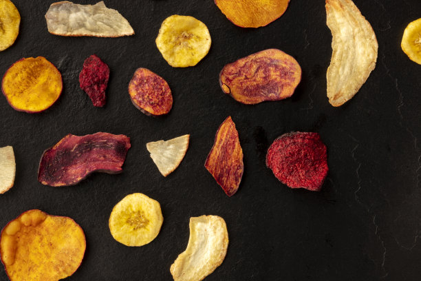 干果和蔬菜薯片，顶部有文字位置。健康的素食零食，有机食品平铺图案上的黑色纹理图片下载