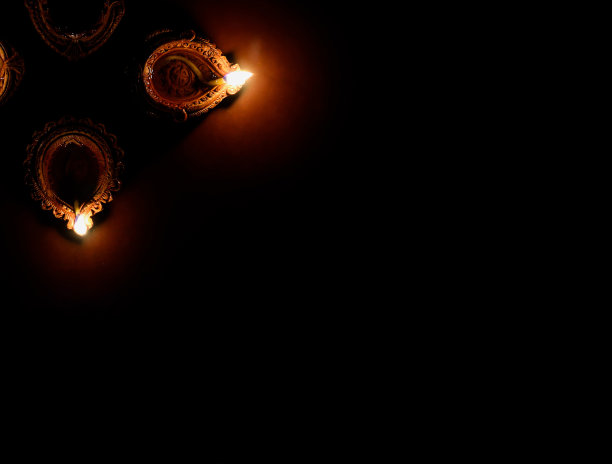 陶制的油灯在印度的光节上点燃，选择性地聚焦在灯和背景和前景模糊图片下载