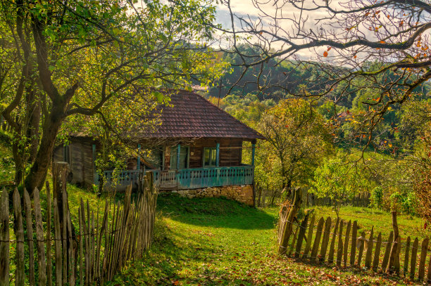 古老的乡村景观农舍喀尔巴阡山脉。图片下载