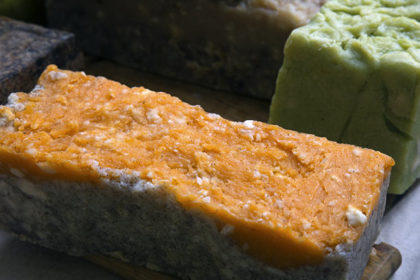 手工肥皂棒在木头上的特写照片图片下载