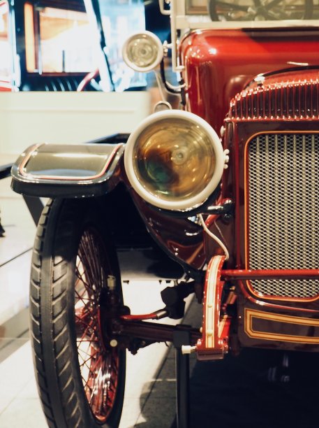 旧汽车的前灯，圆形的前灯图片下载