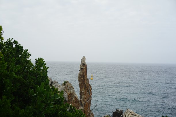 多岩石的海岸线图片下载