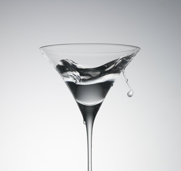 马提尼玻璃飞溅图片下载