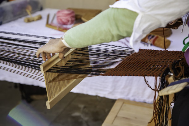 用木纺车纺纱图片下载