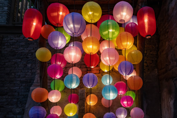 五颜六色的灯笼挂在墙上图片下载