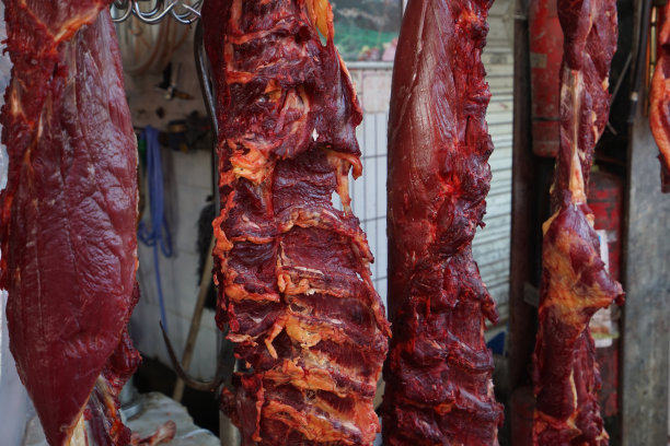 新鲜牛肉在市场上出售图片下载