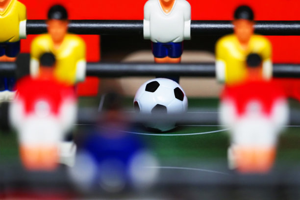桌上足球,足球。足球的特写镜头。足球运动员。休闲和娱乐图片下载