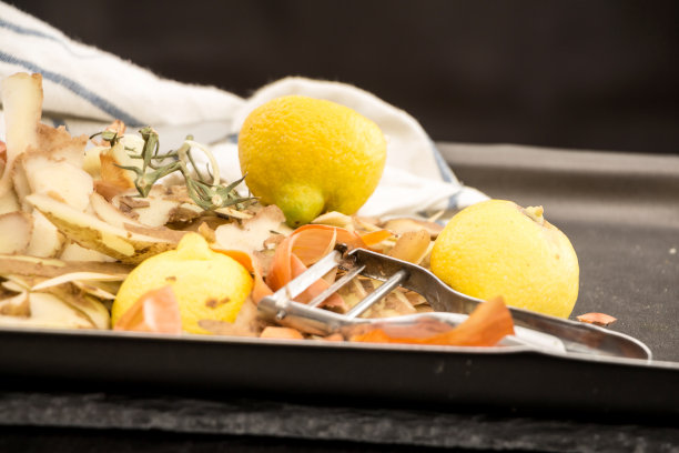 新鲜蔬菜屑，用去皮器和毛巾。图片下载