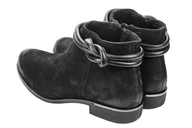 两只切尔西绒面革靴子，白色背景，孤立。图片下载