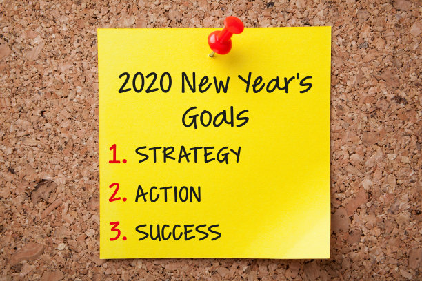 黄色便利贴与2020年目标和红色推动针软木板图片下载