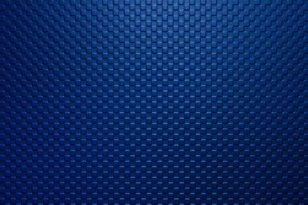 深蓝色的方块形状浮雕纹理背景与灯光在顶部。图片下载
