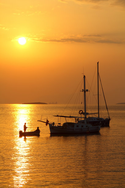在夕阳海景。海岸上的灯塔。海边小镇Turgutreis和壮观的日落图片下载
