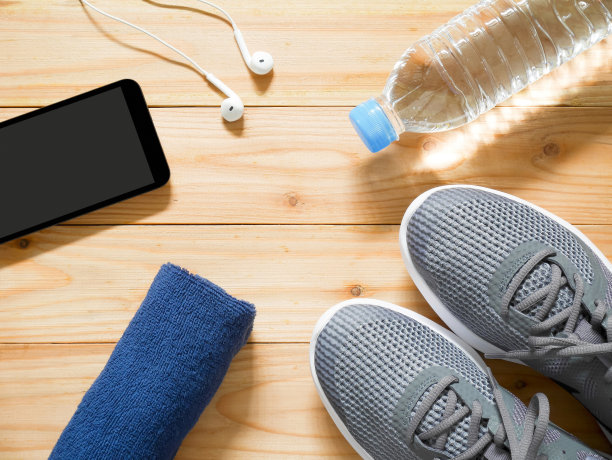 木制背景上的锻炼和健身设备图片下载