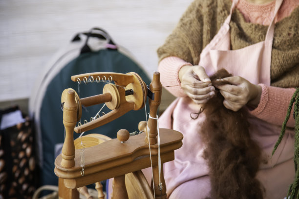 用木纺车纺纱图片下载