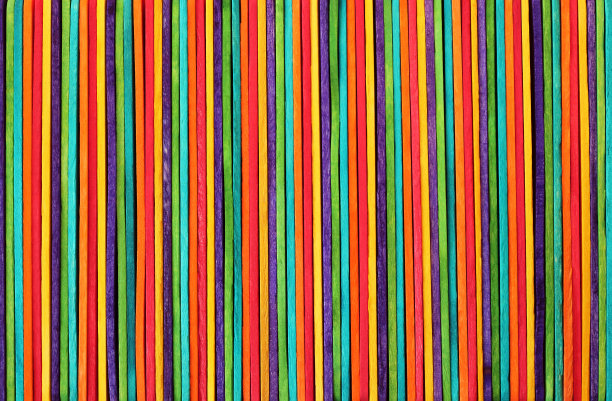 彩色木墙纹理背景中有鲜艳的彩虹色图案。图片下载