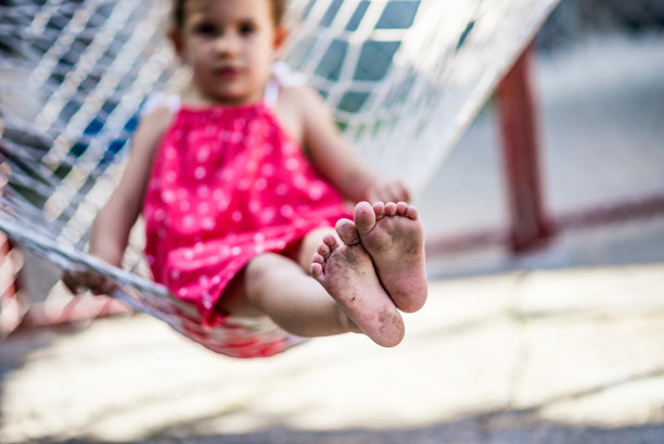 小女孩在吊床上荡秋千图片下载