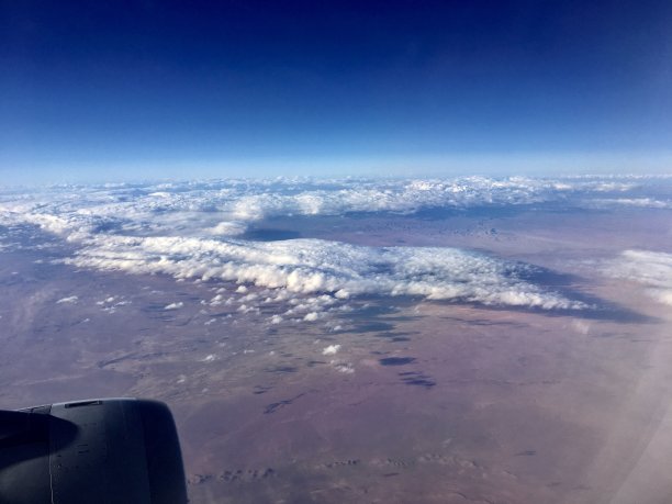 飞越沙漠/云层/喷气发动机图片下载