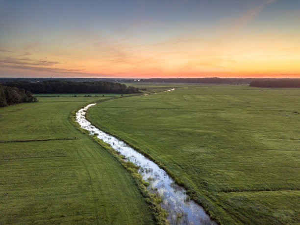 低地河鸟瞰图图片下载