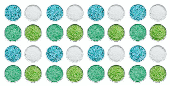 水疗中心的概念。一套彩色的浴盐在碗孤立在白色的背景。前视图。图片下载