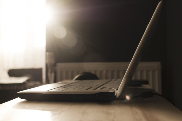 笔记本电脑放在室外的课桌上图片下载