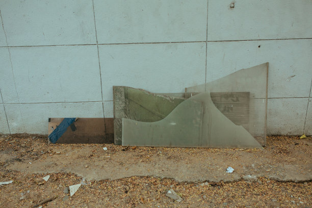 越南胡志明市街道上的碎玻璃和窗户图片下载