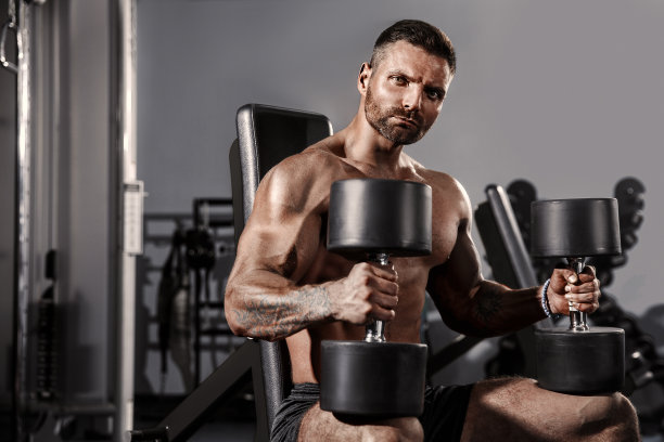 肌肉发达的帅哥，在健身房对着镜头摆姿势图片下载