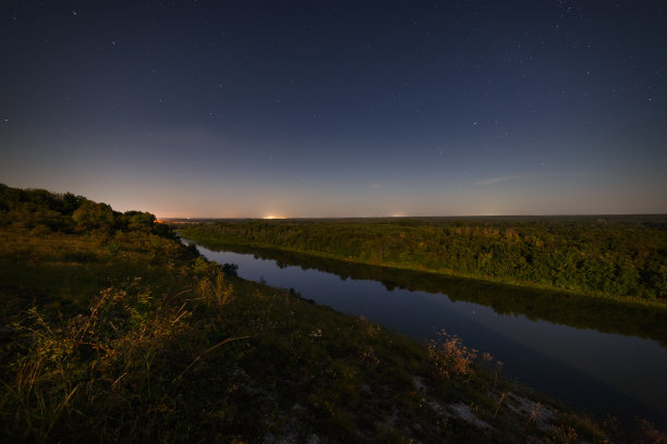 河上夜空中的星星。被月光照亮。用长曝光拍摄的。图片下载