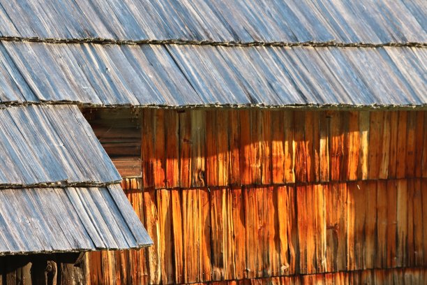 山上的小屋近处，棕色的木板图片下载