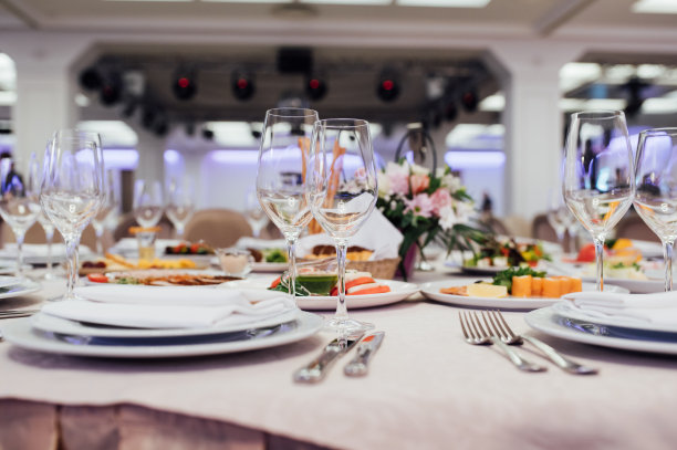 杯，花叉，刀在餐厅晚餐与舒适的内部图片下载