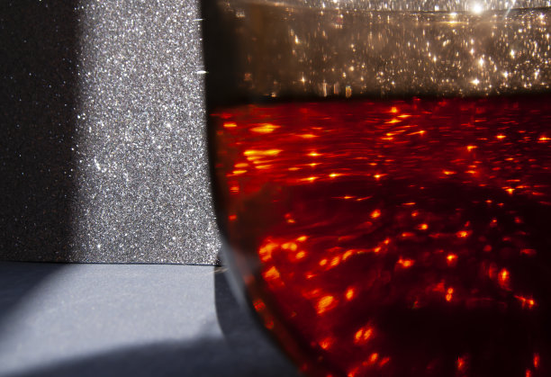 阳光下的一杯茶。创造性的概念图片下载