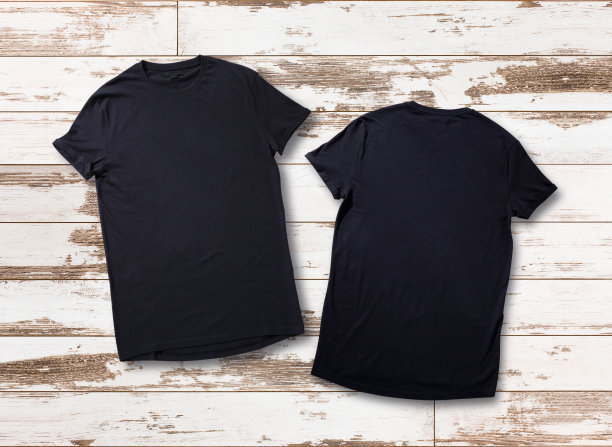 空白的黑色t恤前面和后面的白色木制背景模型。男士衬衫设计。平躺，俯视图。图片下载