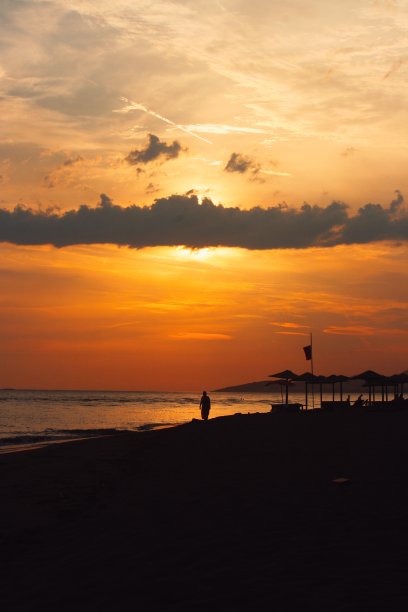 在日落的沙滩上的人的剪影阿达波加那黑山图片下载