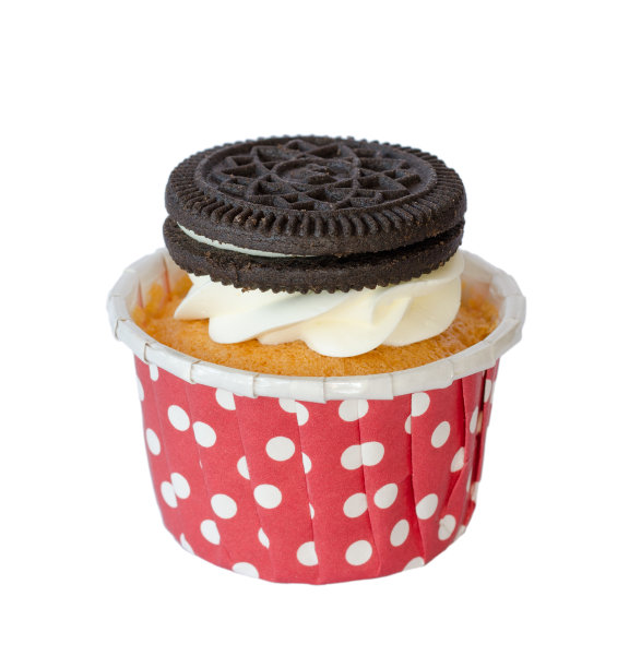 带有香草奶油和饼干的蓬松巧克力纸杯蛋糕在白色背景上通过剪切路径隔离开来图片下载