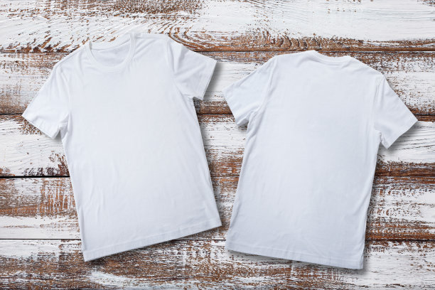 t恤设计时尚概念，特写男子和男孩在空白的白色t恤，衬衫前端后隔离。模拟。图片下载