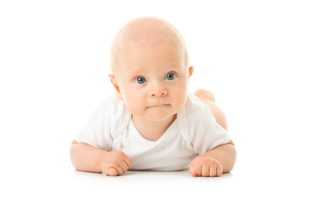 快乐的小男孩躺在前面图片下载