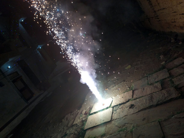 明亮的色彩斑斓的烟火图片下载